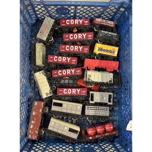 191 - 2 Trays of OO gauge goods wagons / rolling stock