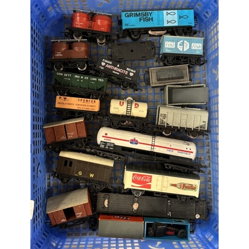 191 - 2 Trays of OO gauge goods wagons / rolling stock