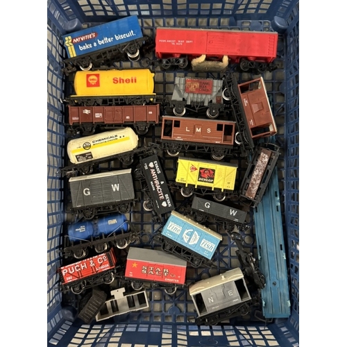 193 - 2 Trays of OO gauge goods wagons / rolling stock