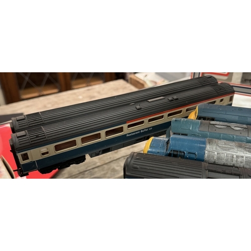 206 - A quantity of Lima OO gauge locomotives & coaches