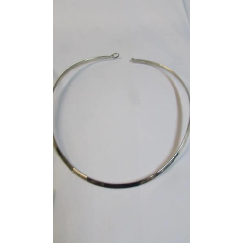 1102 - A brushed silver collar necklace together with a plain silver collar necklace.