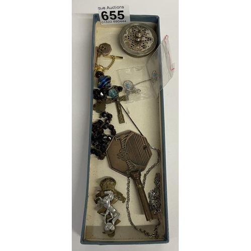 655 - A quantity of miscellaneous, including earrings , chains etc. A/F