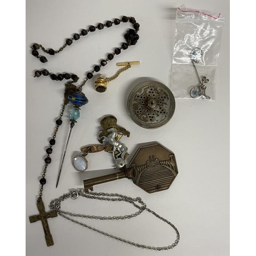 655 - A quantity of miscellaneous, including earrings , chains etc. A/F