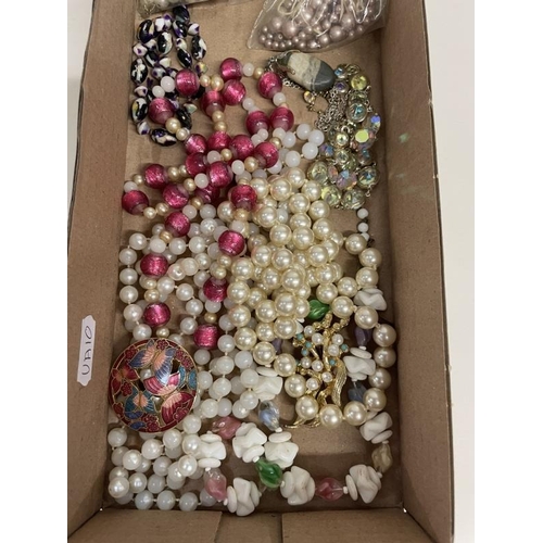 667 - A quantity of necklaces, brooches and loose beads