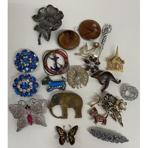 672 - A good lot of costume brooches