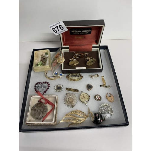 676 - A mixed lot of brooches and other costume jewellery