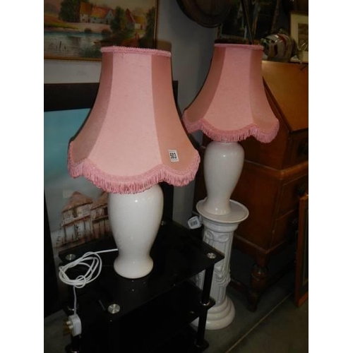 503 - A pair of table lamps.