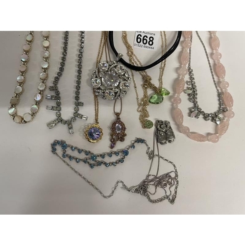 668 - A good lot of pendants and necklaces