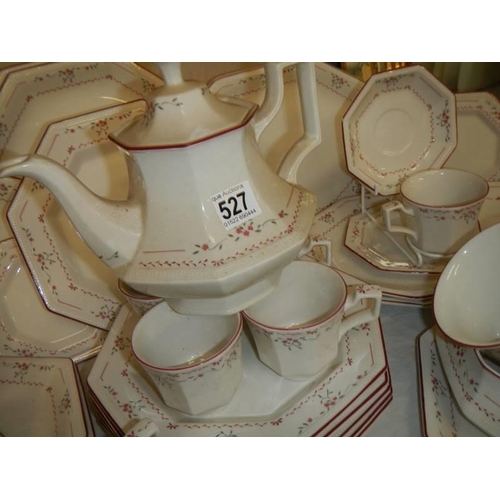 527 - A large quantity of tea and dinner ware, COLLECT ONLY.