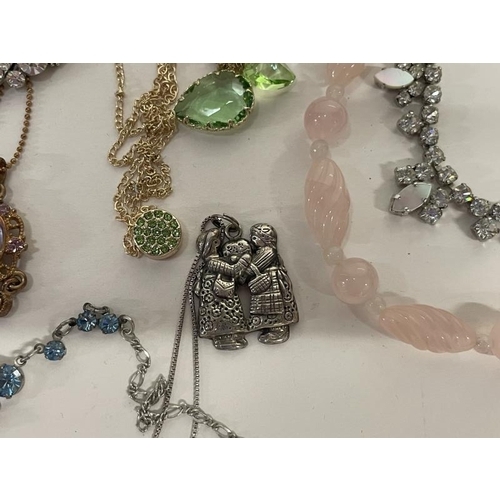 668 - A good lot of pendants and necklaces