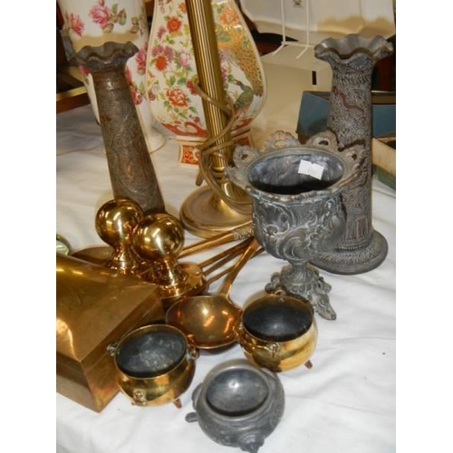 552 - A mixed lot of brass ware.