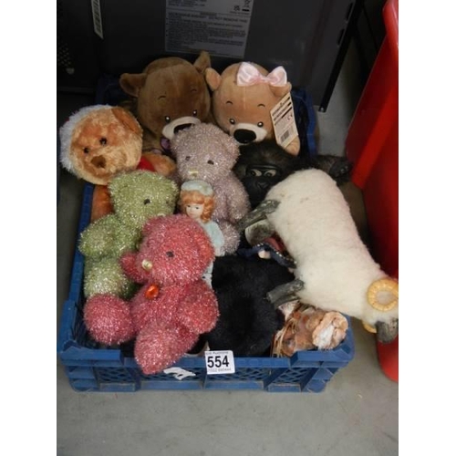 554 - A tray of soft toys.