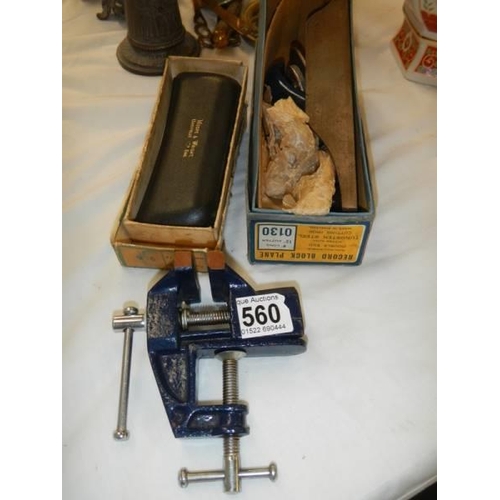 560 - A small vice and other tools.