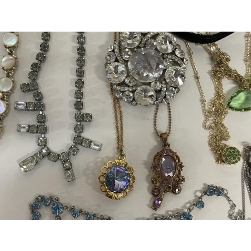 668 - A good lot of pendants and necklaces