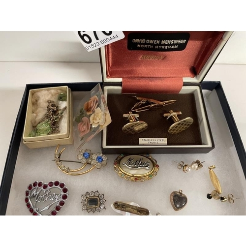 676 - A mixed lot of brooches and other costume jewellery