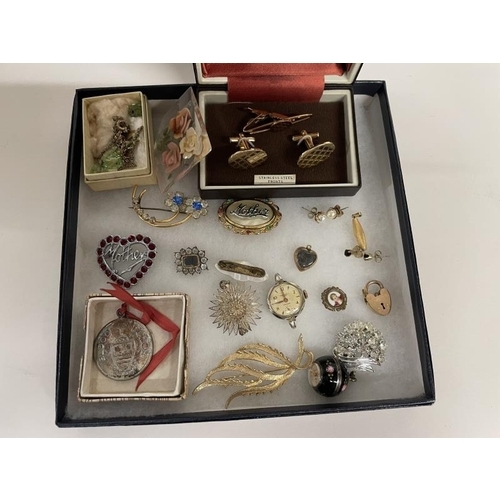 676 - A mixed lot of brooches and other costume jewellery