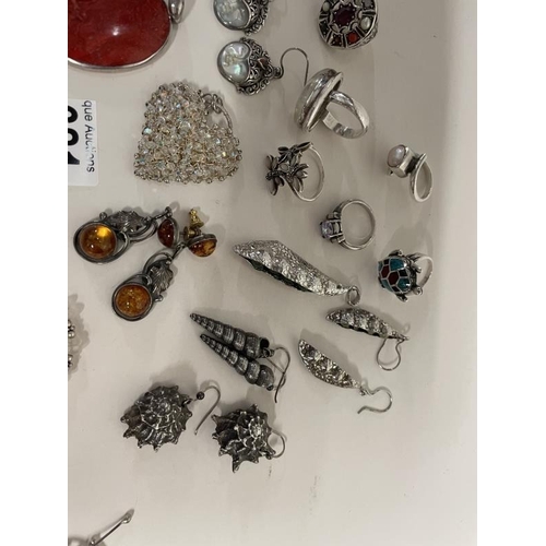 681 - A mixed lot of necklaces, pendants, rings etc