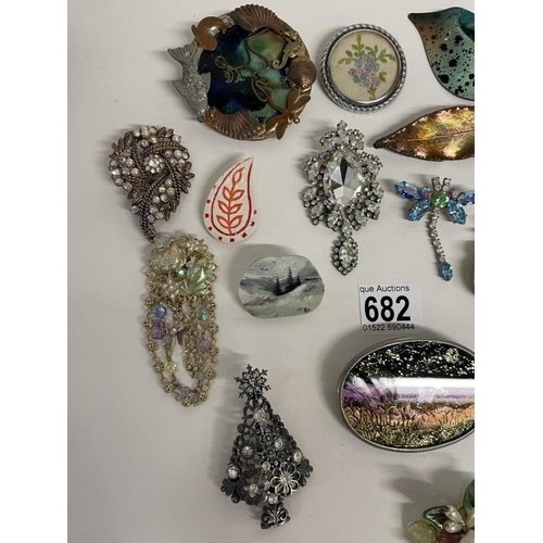 682 - A quantity of vintage brooches