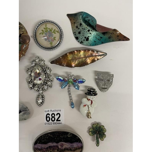 682 - A quantity of vintage brooches