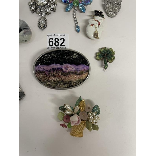 682 - A quantity of vintage brooches