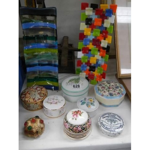 628 - A mixed lot of pill/trinket boxes.