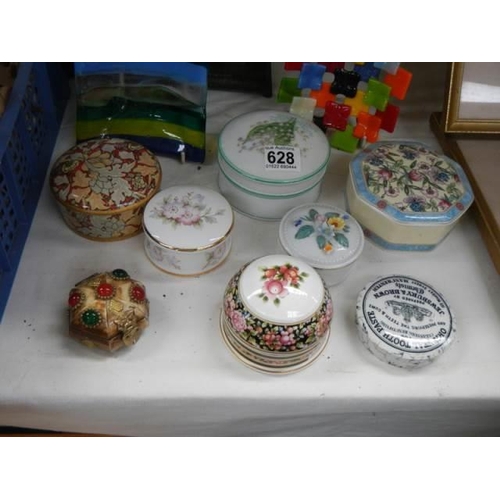 628 - A mixed lot of pill/trinket boxes.