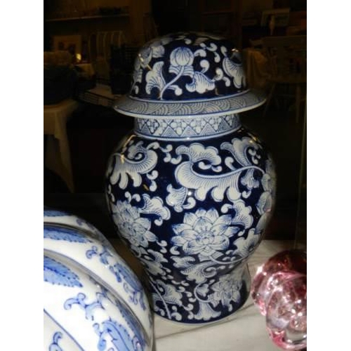 714 - A large blue and white ginger jar and a pumpkin jar (missing lid). COLLECT ONLY