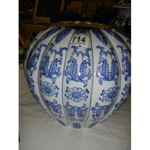 714 - A large blue and white ginger jar and a pumpkin jar (missing lid). COLLECT ONLY