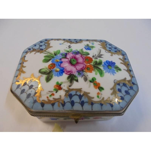 1143 - A hand painted mid 20th century porcelain pill box in good condition.