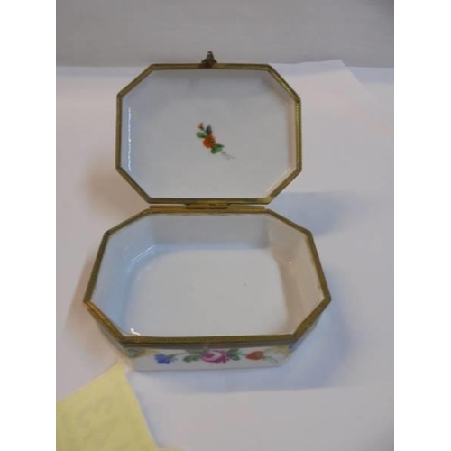 1143 - A hand painted mid 20th century porcelain pill box in good condition.