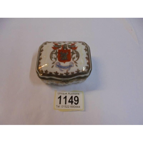 1149 - An early 20th century hand painted porcelain pill box.