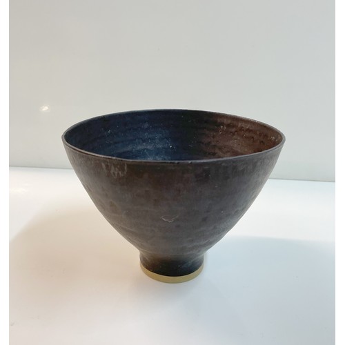 1073 - Dame Lucie Rie (1902-1995) A classic Lucie Rie porcelain footed bowl in black, impress LR Lucie Rie ... 