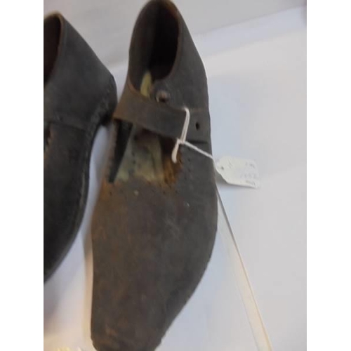 1211 - A pair of 19th century women's wooden soled shoes.