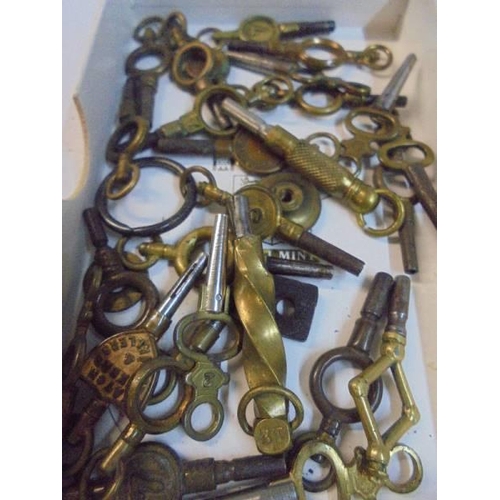 1232 - A good lot of pocket watch keys.