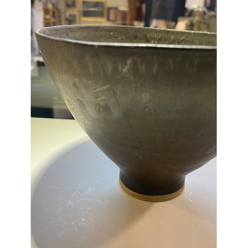 1073 - Dame Lucie Rie (1902-1995) A classic Lucie Rie porcelain footed bowl in black, impress LR Lucie Rie ... 