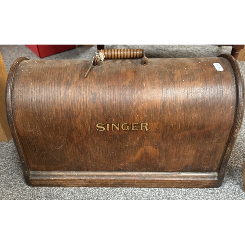 416 - A vintage Singer sewing machine. Serial Number: F7167596 COLLECT ONLY.