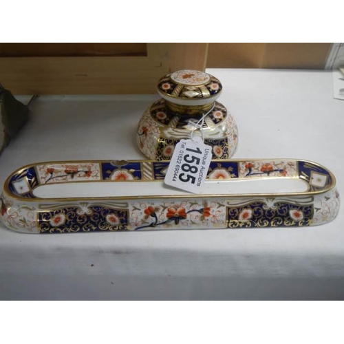 1585 - A Crown Derby style inkwell and pen tray.