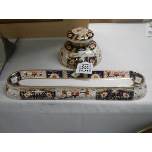 1585 - A Crown Derby style inkwell and pen tray.