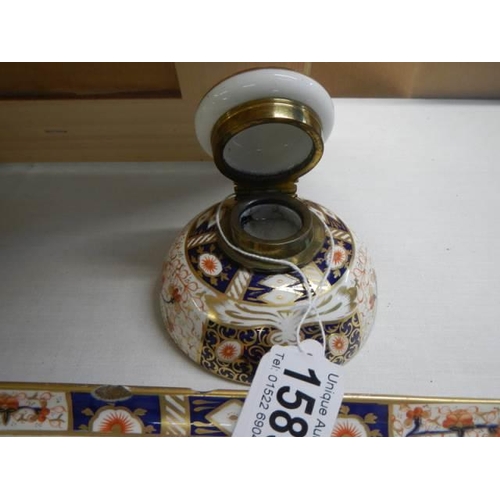 1585 - A Crown Derby style inkwell and pen tray.