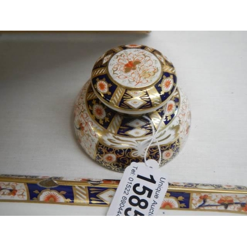 1585 - A Crown Derby style inkwell and pen tray.