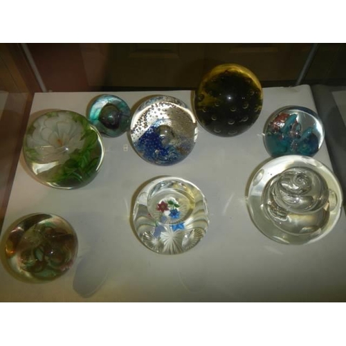 1594 - A mixed lot of paperweights.