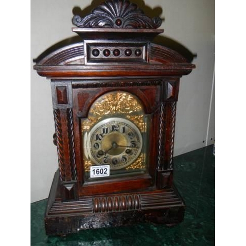 1602 - An oak mantel clock, complete and in working order. COLLECT ONLY