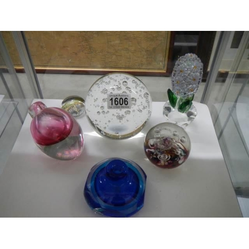 1606 - A mixed lot of paperweights.