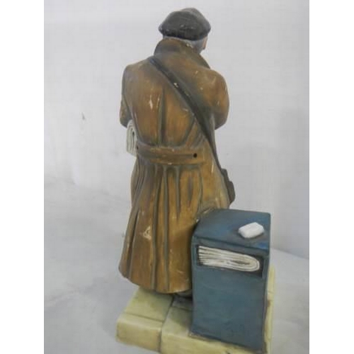 1609 - A good figure of a newspaper seller, 20 cm. in good condition.