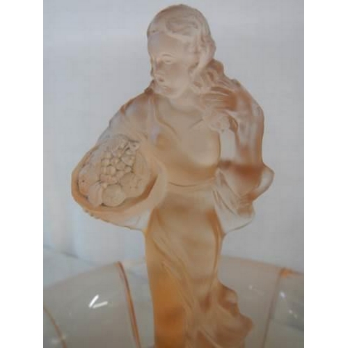 1625 - A good pink art glass table centrepiece featuring a female figure, in good condition.