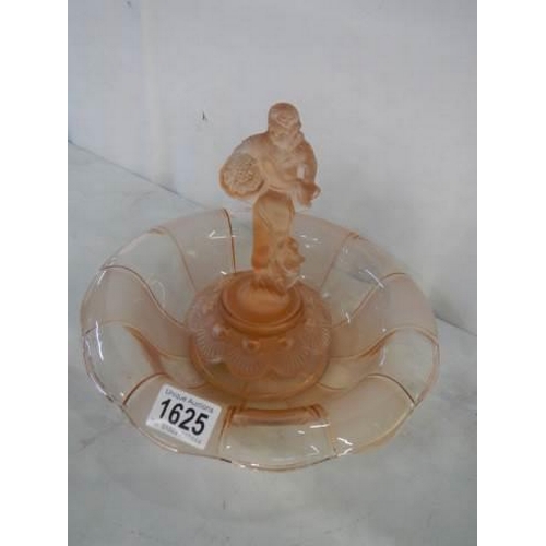 1625 - A good pink art glass table centrepiece featuring a female figure, in good condition.