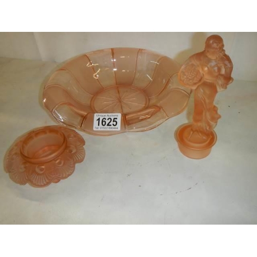 1625 - A good pink art glass table centrepiece featuring a female figure, in good condition.