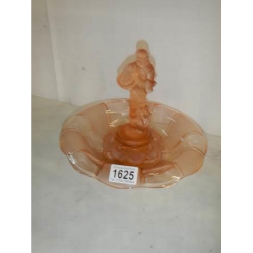 1625 - A good pink art glass table centrepiece featuring a female figure, in good condition.