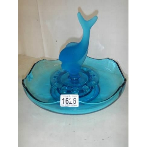 1626 - A good blue art glass table centrepiece featuring a fish, in good condition.