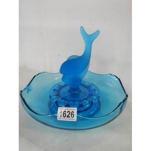 1626 - A good blue art glass table centrepiece featuring a fish, in good condition.